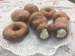 Graffe, Cartocci e Bomboloni Presentazione Con questa ricetta vi presenterò tre dolci fritti molto buoni e soffici, ovvero le Graffe, i Cartocci e i Bomboloni, adatti per