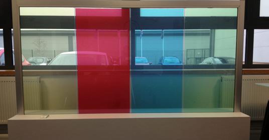 Superfici in vetro con rivestimento colorato a opacità variabile È possibile richiedere i pannelli con rivestimento colorato a opacità variabile, ad esempio per adattarli ai colori