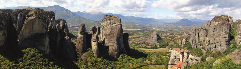 In uno scenario unico, sulla sommità di enormi rocce e come sospesi tra la terra e il cielo, si ergono i famosi Monasteri senza età considerati esemplari unici di arte Bizantina che custodiscono all