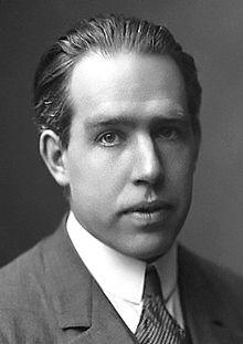 Come interpretare gli spettri atomici? Nel 1913 Niels Bohr ideò un modello che descriva accuratamente le osservazioni. Si basava però su alcuni postulati: 1.