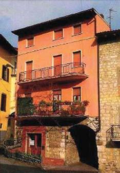 BERGAMO tuiti da n. 4 uffici e n. 3 servizi. Occupato - - Prezzo base 625.348,13 euro (pari al valore di perizia di 1.018.275,00 euro X -38.59%). Rilancio minimo euro 10.000,00.