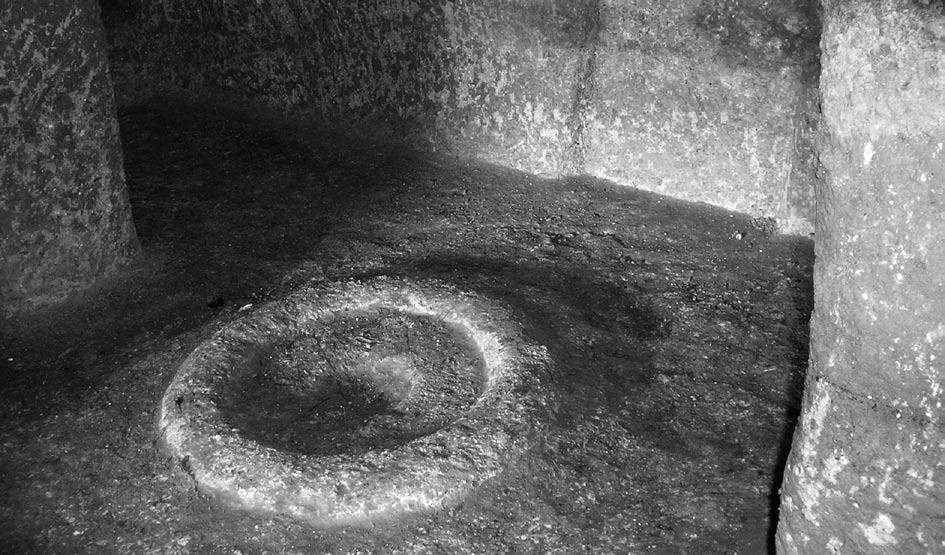 Santu Pedru-Alghero, Tomb X: main room (B) during the excavation. Fig.