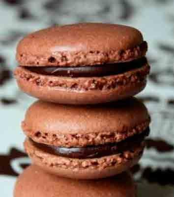 . 42. BISCOTTI E MONOPORZIONI Macarons al Caffè Tempo di esecuzione: 30 minuti Cottura: 12 minuti Riposo: 30 minuti Difficoltà: facile Ricetta per 15 persone: Ingredienti: - 140g di nocciole in