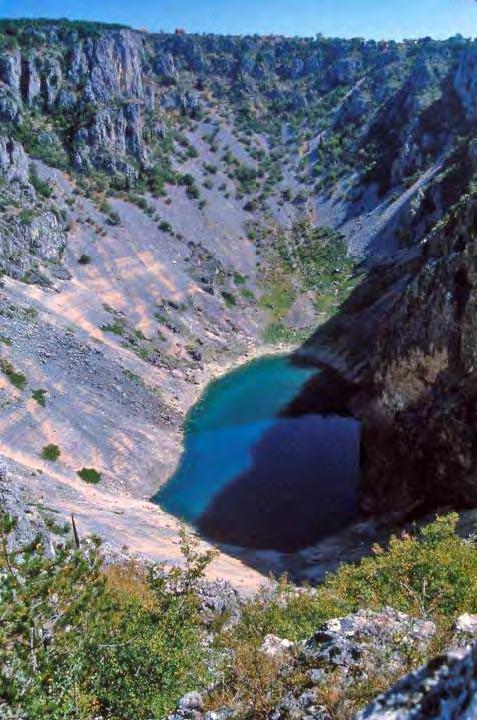 Dolina di crollo (blue Lake Imotski Croazia) Il fondo di questa dolina di crollo ha raggiunto la zona