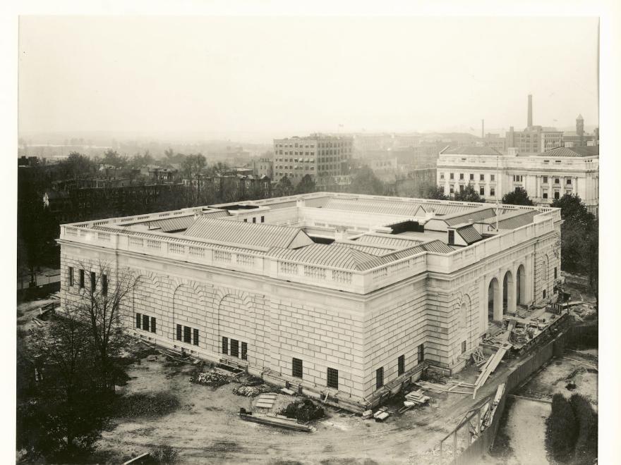 Nel 1906 Freer donò la sua collezione di arte asiatica agli Stati Uniti e il comitato dello Smithsonian accettò il dono. Freer incontrò l'architetto Charles Platt.