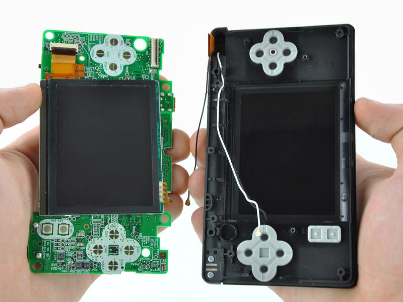 Tirare la scheda madre dal DS Lite per separare il cavo piatto LCD superiore dal suo zoccolo sulla scheda madre.