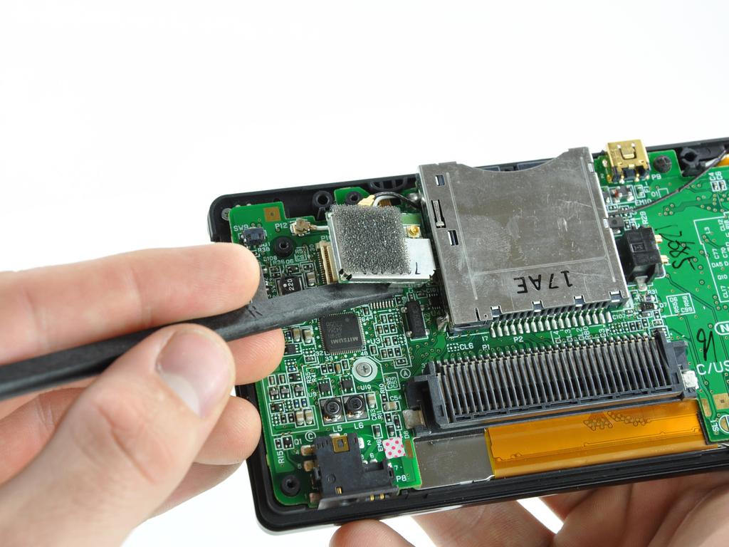 Sostituzione Nintendo DS Lite microfono Passo 10 Utilizzare il bordo piatto di una spudger per separare il bordo