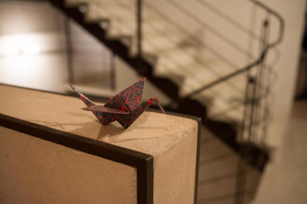 ORIGAMI La relazione tra la cultura giapponese e lo stile di Massini è rappresentata dalla Gru Origami con la texture dell artista.