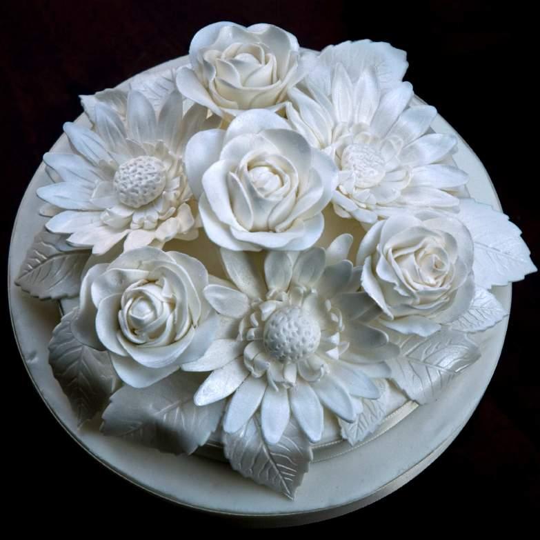 I Fiori di Zucchero Sembrano veri Una Torta di Cake Design con fiori di zucchero somiglia ad una scultura I
