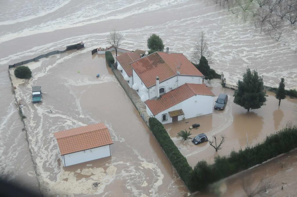 da rotture degli argini che, essendo fatti di sola terra, possono