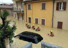 esempio: - avvertire le persone che vivono nelle zone in cui il fiume può esondare; - aiutare le persone che hanno difficoltà di movimento, come anziani e malati, a mettersi al