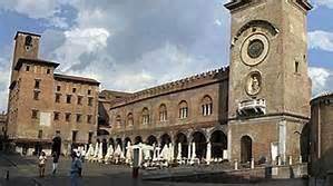 La visita del Centro storico comprende, in esterno, Piazza Sordello con il Duomo di S. Pietro, Palazzo Bonaccolsi e le strutture di Palazzo Ducale, si prosegue varcando il Volto di S.