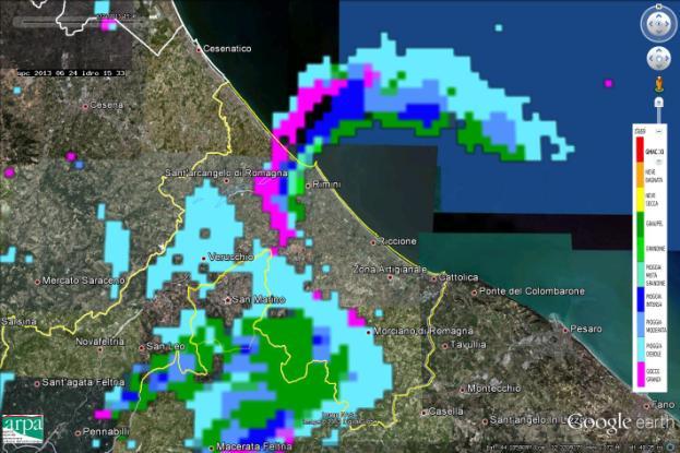 UTC (in basso a sinistra) e alle 15:48 UTC (in basso a destra).