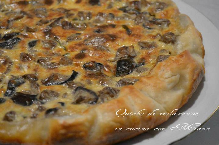 Quiche di melanzane 1 rotolo di pasta sfoglia 4 melanzane piccole 3 uova 200 ml di panna da cucina 250 g di formaggio tipo philadelphia 100 g di formaggio grattugiato (grana, parmigiano o altro) 1