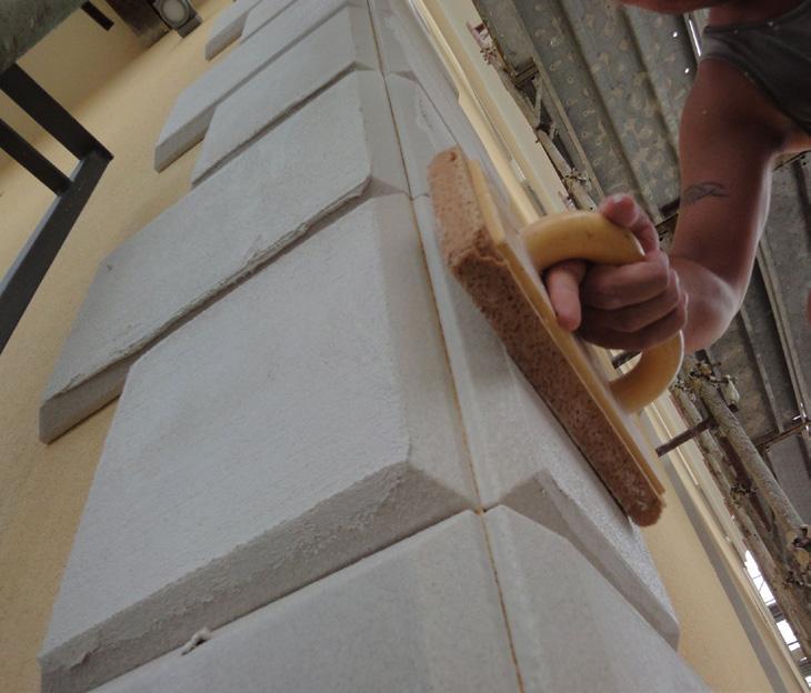 L intonacatura delle pareti interne è stata eseguita con KD 2, intonaco di fondo fibrorinforzato a base di calce e cemento; per la finitura delle stesse, desiderando ottenere delle pareti