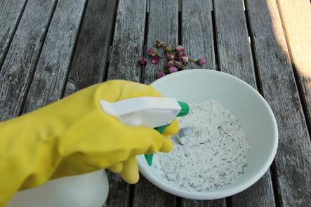 Spruzzare lentamente e con poca acqua, continuando a impastare. La consistenza desiderata è quella di una torta soffice e leggera.