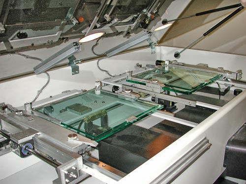 Le operazioni di orientamento sono effettuate nei restitutori che sono dotati di uno stereocomparatore costituito da due carrelli porta lastra, ciascuno con due servomotori per i movimenti