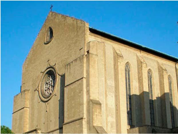 L'uso del tufo come pietra ornamentale raggiunse il massimo splendore in epoca Angioina con la realizzazione di numerose basiliche e cappelle gotiche (Basilica di S. Chiara, S.