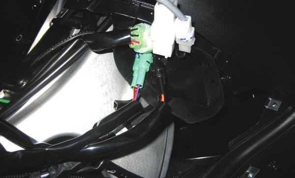 K 17) Rimuovere la copertura di gomma nera, situata sul lato destro dello scooter, che contiene i