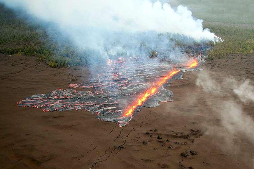 4.3 Tipi di eruzione Le eruzioni islandiche sono eruzioni di tipo lineare caratterizzate da colate molto fluide e fontane di lava; tendono