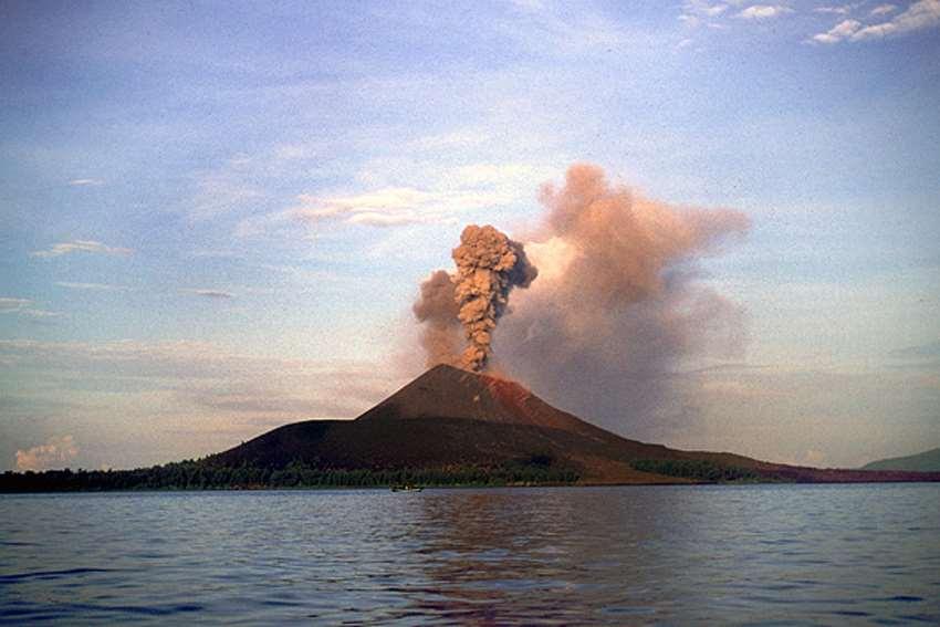 4.3 Tipi di eruzione Le eruzioni vulcaniane sono caratterizzate da esplosioni anche violente, seguite da colate di lava viscosa;