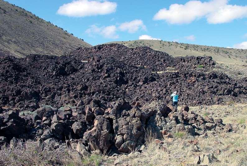 4.6 Attività vulcanica effusiva Lave a blocchi Se il magma è felsico, e la lava che ne deriva è molto viscosa, la parte superficiale della colata può suddividersi in