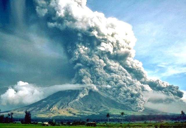 attività effusiva fuoriuscita di lava fluida (basaltica) che scorre in colate laviche; attività esplosiva