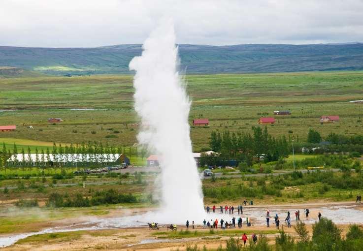 4.8 Manifestazioni gassose Geyser : sorgenti termali che emettono alti getti d acqua calda a intervalli regolari.