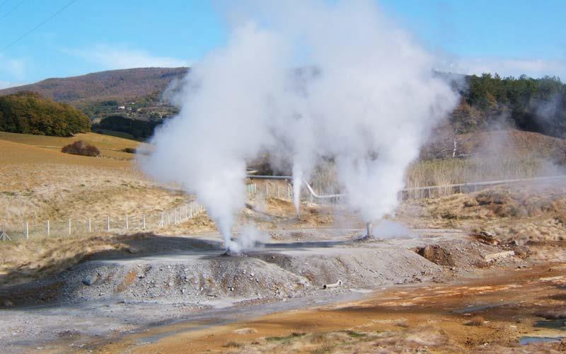 IL VULCANISMO SECONDARIO FUMAROLE Piccole fessure del suolo da cui viene emesso vapore acqueo (100 C): A contatto con l