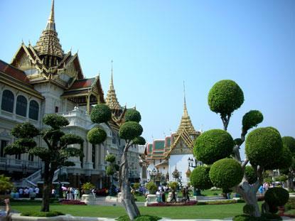 Bangkok è la capitale e più grande città della Thailandia,ed è situata lungo il fiume Chao Phraya, vicino al Golfo della Thailandia.