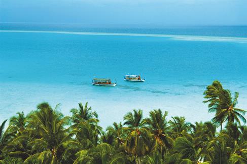MALDIVE - Diamonds Athuruga Resort Island Resort IL REEF SPETTACOLARE A POCHI PASSI DALLA SPIAGGIA, LA RISTORAZIONE DI QUALITÀ, L OTTIMO LIVELLO DEI SERVIZI, L AMBIENTE INFORMALE, LA CURA DEI