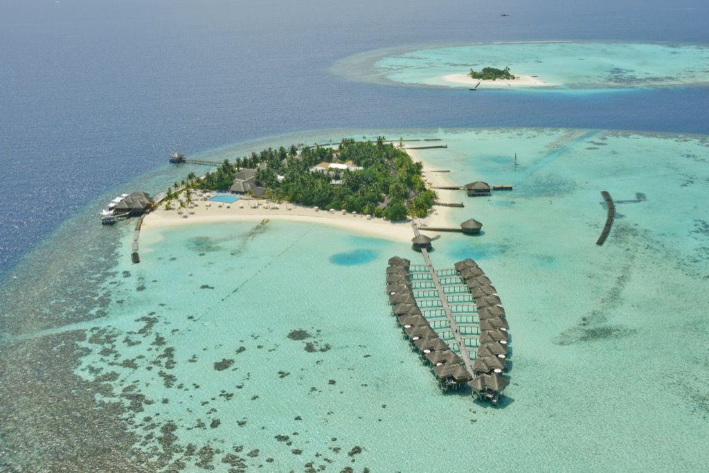 Maafushivaru Tel: +960 668 0596 Fax: +960 668 0524 L ISOLA Situata sulla punta meridionale del pittoresco atollo di Ari, Maafushivaru è un'isola che incarna tutto ciò che si sogna quando si pensa