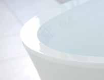 Il rivestimento della vasca bianco si collega senza giunzioni alle superficie interne lucide.