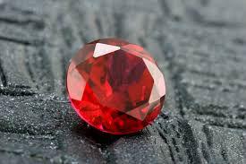 RUBINO Questa pietra preziosa, della varietà del corindone, deve il suo caratteristico colore rosso alla presenza del cromo ed il suo nome deriva proprio dal suo rosso tipico, dal latino Rubeus.