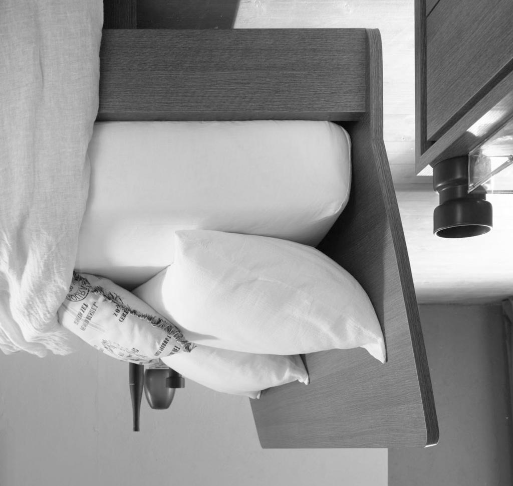 The CLEO headboard is built witha2cm thick panel, tilted with "folding" manufacturing process (made to have an invisible connection between the tilted planes), and with rear supports.