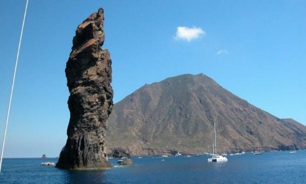 Salina: Caratterizzata da due montagne gemelle, Salina è l isola centrale dell arcipelago e anche la più alta e la più verde.