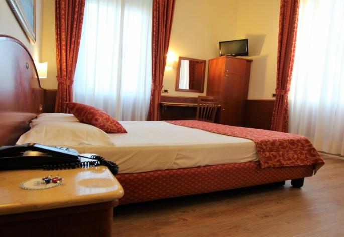 it - Tel. +39 02/48012130 www.hotelmontebianco.