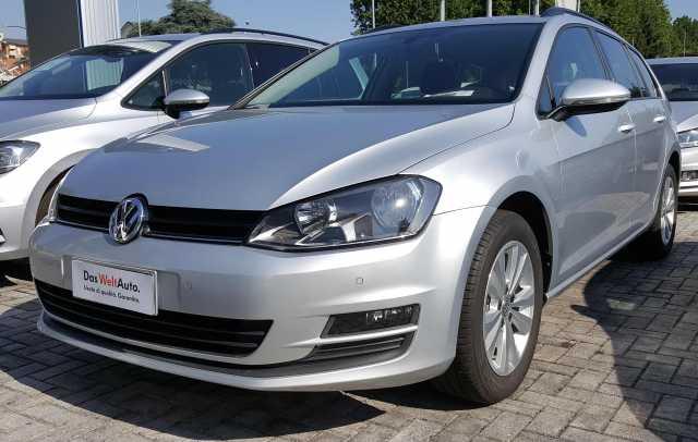 Volkswagen Golf Variant VII 1.6 TDI 110 CV Comfortline BlueMotion Tech. Golf 7ª serie Immatricolazione: 3/ 2016 KM: 30496 Carrozzeria: Station Wagon Cilindrata: 1598 Prezzo: 16.
