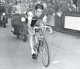il primo Giro MIGUEL INDURAIN SPAGNA È NATO IL 6/7/964 Il capolavoro nel 92 Vinse con 2 46 sul 2 PRIMO GIRO 973 ULTIMO GIRO 986 CRONO VINTE 2 La sua prima crono al Giro: 2 dietro a Merckx a 2 anni.