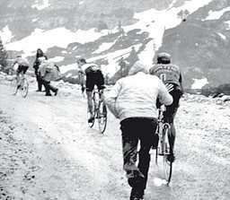 Sotto Chioccioli 988 in rosa Tre Cime Lavaredo 2320 metri La montagna bellunese entra nella storia del Giro nel 967 con la famosa tappa annullata per le