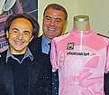 Nespolo, 75 anni, piemontese, è uno dei più rinomati artisti italiani e non è un debuttante al Giro. «Nel 2003 mi chiesero di disegnare la maglia rosa. Accettai con grande piacere.