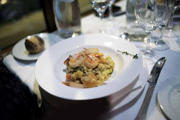 In particolare, ogni sera, è possibile cenare a bordo del tram-ristorante, prenotando i posti singolarmente oppure