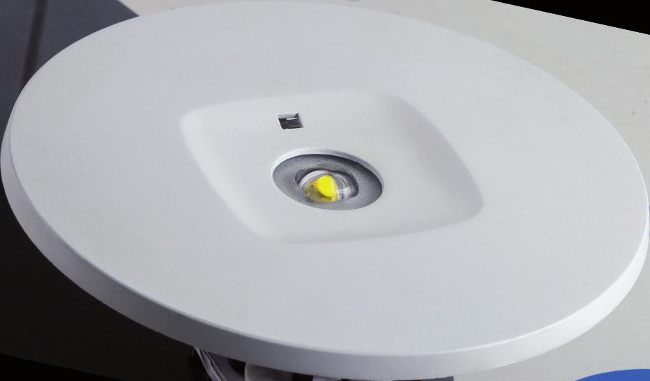 UP led at Multi Opticom Emergenza LED Elegante e compatto apparecchio di lluminazione di emergenza. Realizzato per essere montato su cartongesso in un foro di diametro di 60 mm.