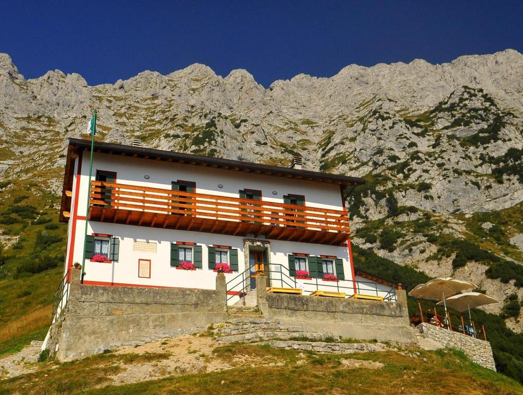 RIFUGI DELLA SEZIONE RIFERIMENTI: ELISA NOGARA ANGELO MARCHIO 10 Rifugio Bietti-Buzzi 1719 m Gestione Elisa Nogara Anfiteatro del Releccio, versante Occidentale della