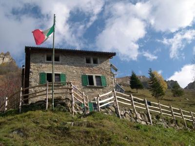 it Durante la stagione estiva contattarci via telefono (disponibili 30 posti letto) Rifugio Elisa 1515 m Gestione Angelo Marchio Alta Val Meria, ai piedi del Sasso