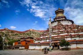 Si visiterà il Monastero Pelkor con lo straordinario Chorten di Kumbun, una stupa di nove piani contenente più di cento cappelle affrescate.