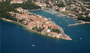 ARBE (RAB) Quest isola, situata nell alto Quarnero, è incorniciata da un paesaggio naturale che qualcuno non esita a