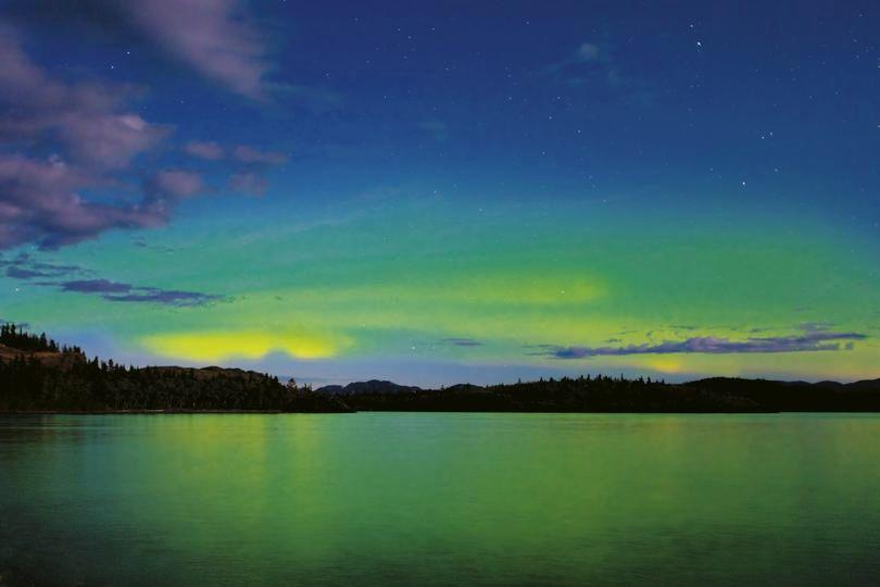 Il fenomeno si osserva alle alte latitudini, dove le linee di forza sono più dense (aurora boreale all emisfero nord e l aurora australe nell'emisfero Sud).