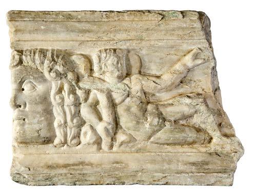 RADICI DE PRESENTE SAA 09 FRAMMENTO DI FRONTE DI SARCOFAGO Frammento di marmo pentelico di fronte di sarcofago decorato a