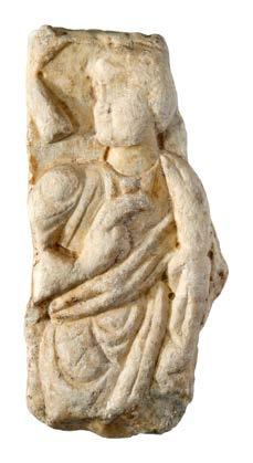 RADICI DE PRESENTE SAA 05 Frammento in marmo bianco pertinente a un sarcofago cristiano con figura